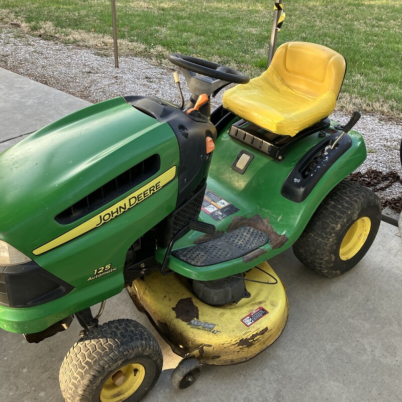 Riding Lawn Tractor, John Deere,  125<br />
42in Deck<br />
20HP Briggs & Stratton<br />
<br />
569 hours