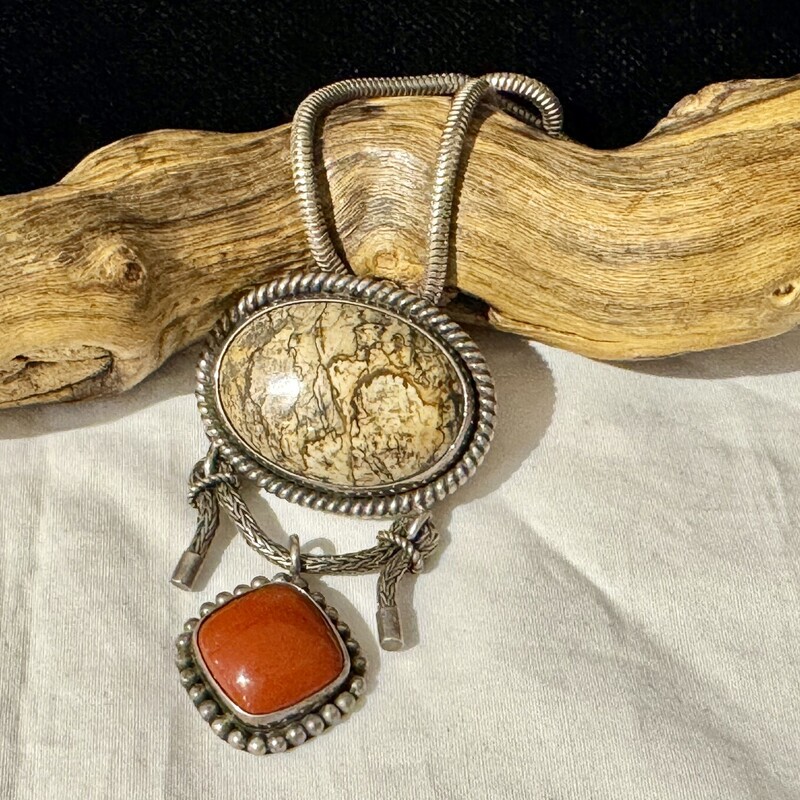 NE925ovalagateredstn