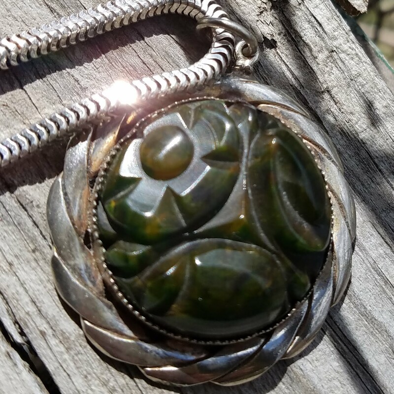 MILOR ITALY Sterling Silver Necklace and
Carved Pendant surround in Silver
17in chain - 1/8th thick
I don't know my Jasper and Agate Stones but looks
similar to Kambaba Jasper or Green Moss Agate