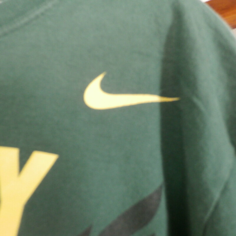 Green Oregon Mighty Ducks Short Sleeve Nike T-shirt # 17014<br />
Rating: (see below)- 3- Good condition<br />
Team: Oregon Mighty Ducks<br />
Player: n/a<br />
Brand: Nike<br />
Size: Medium- Men's(Measured Flat: Across chest 19.5\"; Length 26.5\")<br />
Measured flat: under arm to under arm; top of shoulder to the hem<br />
Color:  Green<br />
Material: - 100% Cotton<br />
Style: Short Sleeve<br />
Condition: -   3- Good condition,Good condition: wrinkled; material looks and feels great; some pilling; some loose threads along bottom of shirt; No rips or holes;(SEE PHOTOS).<br />
Shipping: $3.37<br />
Item # 17014