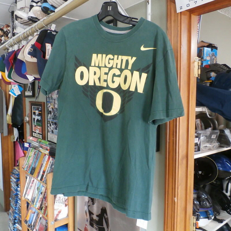 Green Oregon Mighty Ducks Short Sleeve Nike T-shirt # 17014<br />
Rating: (see below)- 3- Good condition<br />
Team: Oregon Mighty Ducks<br />
Player: n/a<br />
Brand: Nike<br />
Size: Medium- Men's(Measured Flat: Across chest 19.5\"; Length 26.5\")<br />
Measured flat: under arm to under arm; top of shoulder to the hem<br />
Color:  Green<br />
Material: - 100% Cotton<br />
Style: Short Sleeve<br />
Condition: -   3- Good condition,Good condition: wrinkled; material looks and feels great; some pilling; some loose threads along bottom of shirt; No rips or holes;(SEE PHOTOS).<br />
Shipping: $3.37<br />
Item # 17014