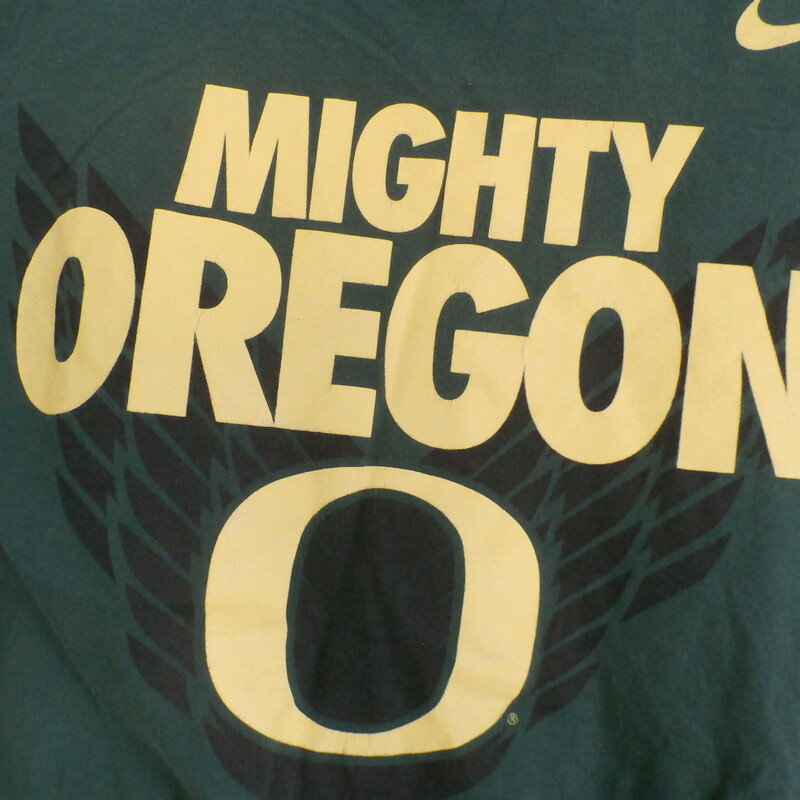 Green Oregon Mighty Ducks Short Sleeve Nike T-shirt # 17014<br />
Rating: (see below)- 3- Good condition<br />
Team: Oregon Mighty Ducks<br />
Player: n/a<br />
Brand: Nike<br />
Size: Medium- Men's(Measured Flat: Across chest 19.5\"; Length 26.5\")<br />
Measured flat: under arm to under arm; top of shoulder to the hem<br />
Color:  Green<br />
Material: - 100% Cotton<br />
Style: Short Sleeve<br />
Condition: -   3- Good condition,Good condition: wrinkled; material looks and feels great; some pilling; some loose threads along bottom of shirt; No rips or holes;(SEE PHOTOS).<br />
Shipping: $3.37<br />
Item # 17014