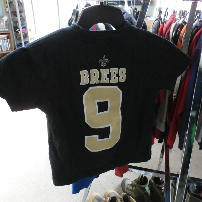 New Orleans Saints #9 Drew Brees YOUTH shirt size Medium 5/6 black cotton #19212<br />
Rating:   (see below) 3- Good Condition<br />
Team: New Orleans Saints<br />
Player: Drew Brees #9<br />
Brand: NFL<br />
Size :  Medium 5/6 - YOUTH ( Chest: 13\" x Length: 17\" ) measured armpit to armpit and shoulder to hem<br />
Color: Black<br />
Style: Crew neck shirt; short sleeve; screen pressed<br />
Material :  100% Cotton;<br />
Condition: 3 -Good Condition -  noticeable pilling and fuzz; wrinkled; fabric is slightly faded and discolored from washing and use;<br />
Item #: 19212<br />
Shipping: FREE
