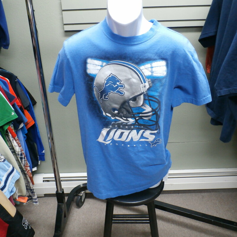 Detroit Lions T-shirt blue size Medium #16992
Rating: (see below) 3- Good Condition
Team: Detroit Lions
Player: n/a
Brand: unknown
Size: Men's Medium- (Measured Flat: Across chest 19\"; Length 28\")
Measured Flat: underarm to underarm; top of shoulder to bottom hem
Color: blue
Style: short sleeve; screen printed
Material: unknown
Condition: 3- Good Condition: minor wear and fading from use and washing (see photos)
Item #: 16992
Shipping: FREE