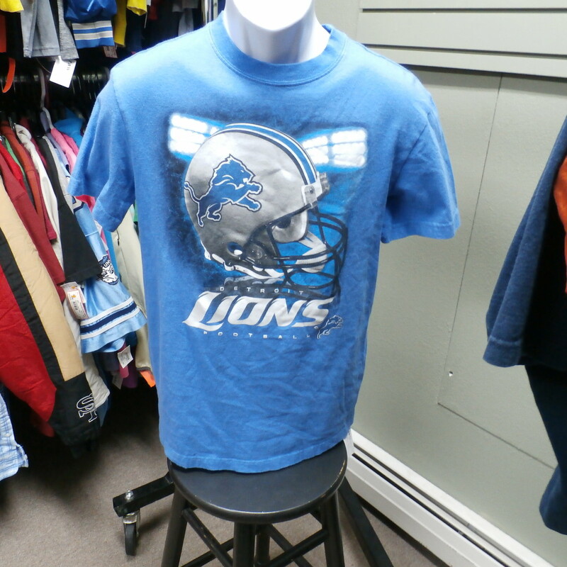 Detroit Lions T-shirt blue size Medium #16992
Rating: (see below) 3- Good Condition
Team: Detroit Lions
Player: n/a
Brand: unknown
Size: Men's Medium- (Measured Flat: Across chest 19\"; Length 28\")
Measured Flat: underarm to underarm; top of shoulder to bottom hem
Color: blue
Style: short sleeve; screen printed
Material: unknown
Condition: 3- Good Condition: minor wear and fading from use and washing (see photos)
Item #: 16992
Shipping: FREE