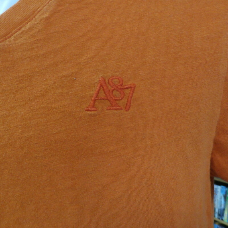 Aeropostale Men's Nineteen Eight Seven Short Sleeve Shirt Orange Size Small#4198
Rating:   (see below) 2 - Great Condition
Team: n/a
Player: n/a
Brand: Aeropostale
Size: Small - Men's (Measured Flat: Across chest 17\", length 26\") measured armpit to armpit, and shoulder to hem
Color: Orange
Style: short sleeve; 87
Material: 100 Cotton
Condition: 2- Great Condition - minor pilling and fuzz; slight stretch from wash and wear; fabric crisp; embroidery good no snags or loose strings; no rips, tears, or stains; (see photos)
Item #: 4198
Shipping: FREE