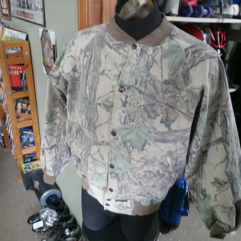 Rattlers men's camo snap up jacket green size Large 100% Cotton #20484
Rating: (see below) 4 - Fair Condition
Team: n/a
Player:  n/a
Brand: Rattlers Brand
Size : Large- men's ( Measures Chest 23\" ; Length 24\") armpit to armpit; shoulder to hem
Color: Green - Camouflage
Style: snap front; basic jacket
Material: 100% Cotton
Condition: 4 - Fair Condition - wrinkled; light pilling and fuzz; slightly stretched from wear and wash; the material has a worn look to it; this jacket has probably shrunk from washing because it looks small; noticeable discoloration and fading; feels course to the touch; ribbing at sleeve ends, neck, sleeve ends are stretched out, faded and worn a little bit
Item #: 20484
Shipping: FREE