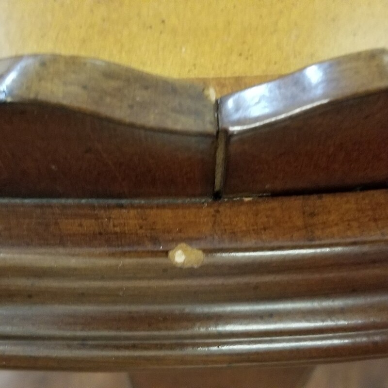 Beautiful oval wood table with pie crust edge and inlaid design.<br />
There are a few nicks, see photos<br />
 Size: 36 long x 26 wide x 21 high<br />
IN STORE PICK UP ONLY