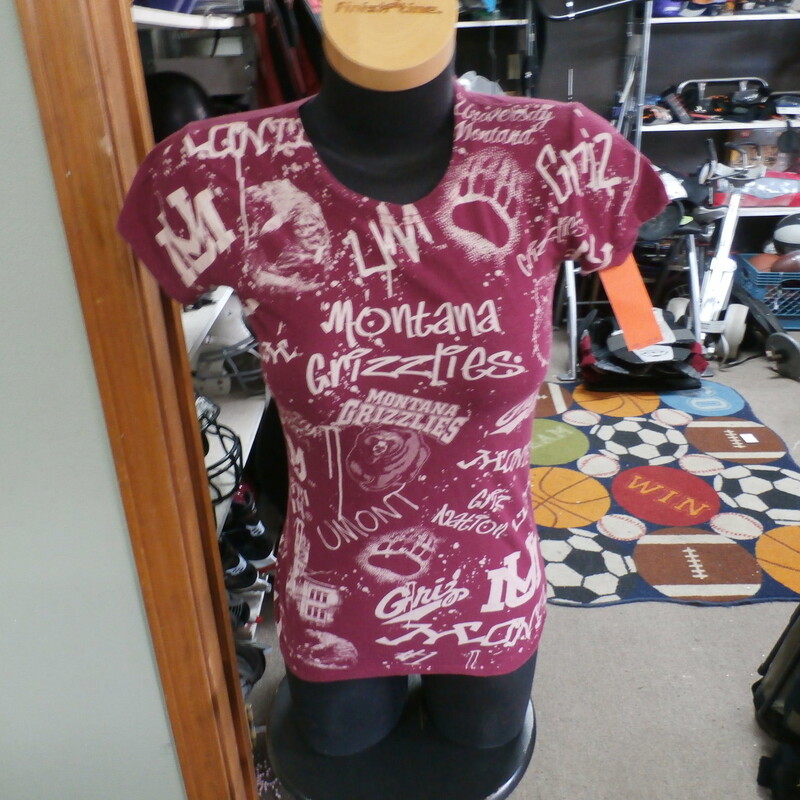 Women's Active Apparel Montana Grizzlies cap sleeve shirt maroon size Medium #661
Rating: (see below) 3- Good Condition
Team: Montana Grizzlies
Player: Team
Brand: Active Apparel
Size: Medium - Women's (Measured Flat: chest 15\", length 22\")
Color: maroon
Style: cap sleeve
Material: 100% cotton
Condition: 3- Good Condition - some pilling and fuzz; wrinkles; some stretching and wear from washing and wearing; material feels good (see photos)
Item #: 661
Shipping: FREE