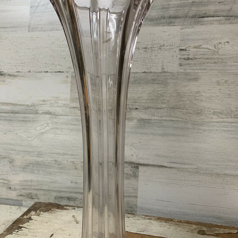 Beautiful vintage drepression clear glass vase. Have two small chips in a glass, please make sure to see pictures for that,
Measures apox.,14'' of total lenght, 4'' top diameter, 4'' base diamter.

Thank you.