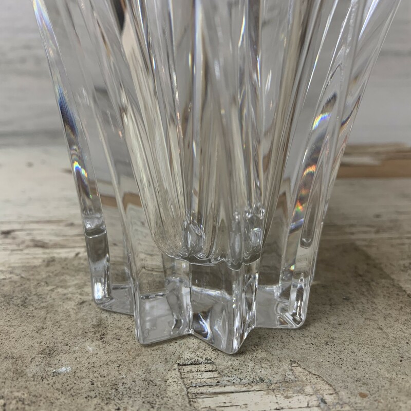 This beautiful crystal vase is made in Germany. Measures 8'' tall, 4 1/4'' top diameter, 2 1/2 base diameter.<br />
No chips, no cracks, in very good pre-loved condition.<br />
Please make sure to look at all the pictures.<br />
Thank you.