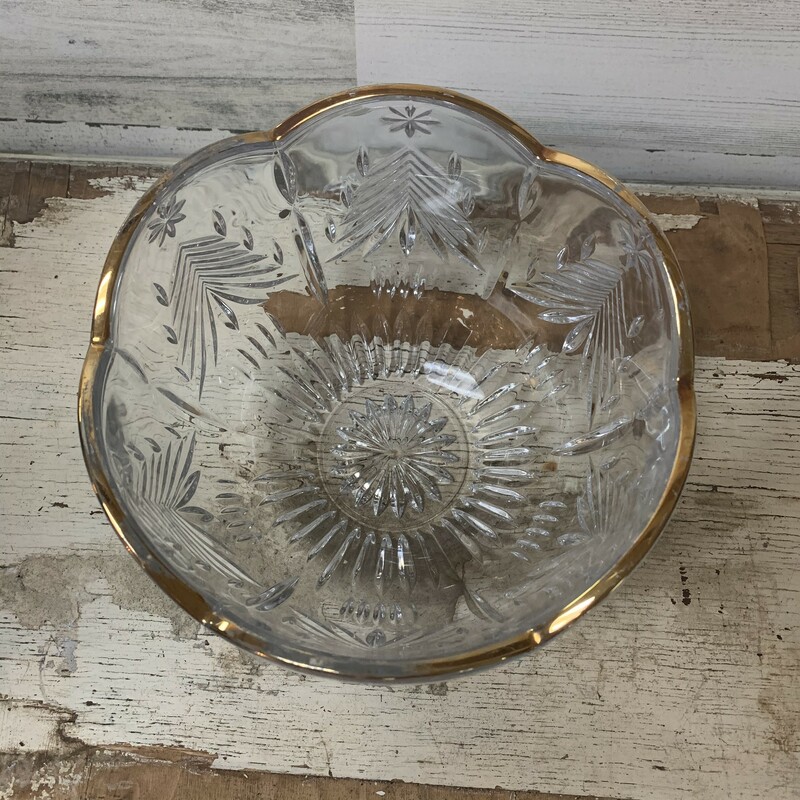 Beautiful crystal 8'' top diamter and 6'' tall ''Christmas Tree'' bowl.
Gold trim is slowly fading away, overall bowl is in very good pre-loved condition. No cracks, no chips.
Please make sure to look closer to the pictures.
Thank you.