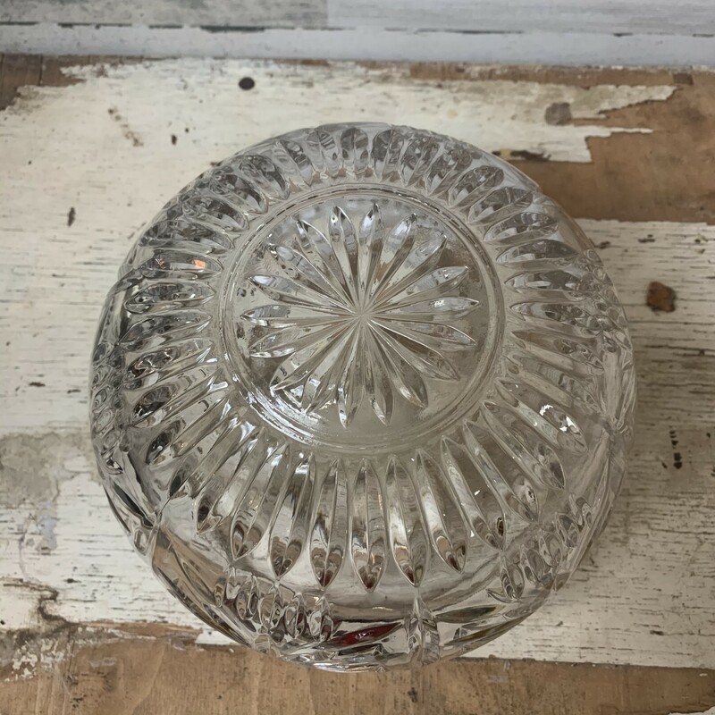 Beautiful crystal 8'' top diamter and 6'' tall ''Christmas Tree'' bowl.
Gold trim is slowly fading away, overall bowl is in very good pre-loved condition. No cracks, no chips.
Please make sure to look closer to the pictures.
Thank you.