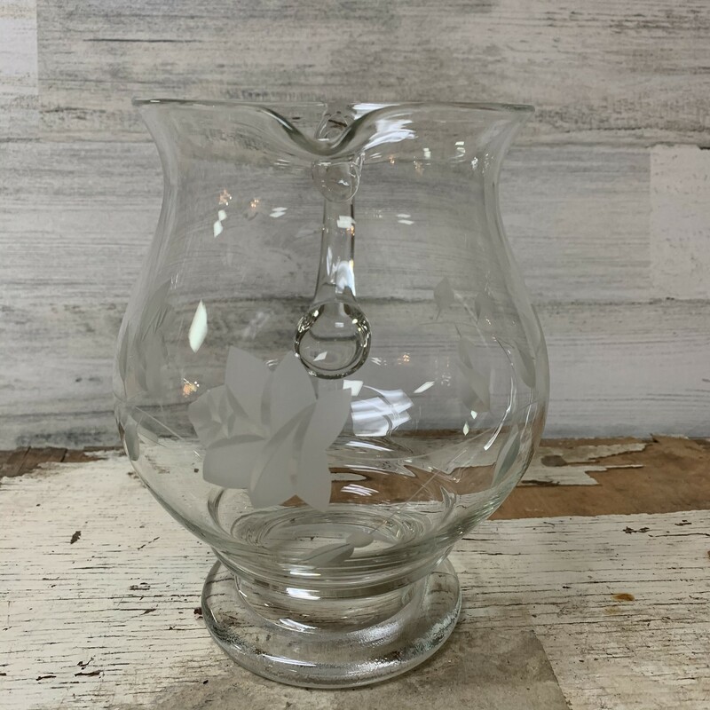 Beautiful etched floral moss rose design clear glass pitcher.In a very good pre-loved vintage condition. No cracks, no chips. Pitcher is stunning!
Please make sure to look at all the pictures.
Measures approx., 7 1/2'' tall, 7 1/4'' deep, 5'' top and 4'' base diameter. handle drop is about 2''

Thank you!