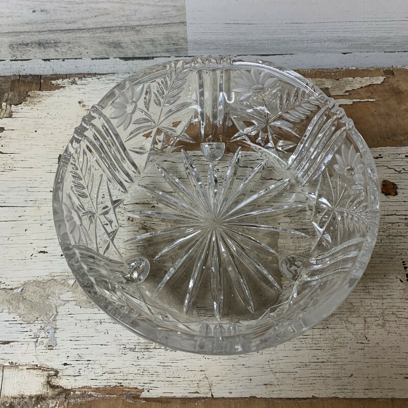 Beautiful cut glass crystal footed serving bowl.
In a good pre-loved condition. Please make sure to look at all the pictures.
Measures approx., 4 1/4'' tall, 3'' deep, 7 3/4'' top and 6'' base diamter.