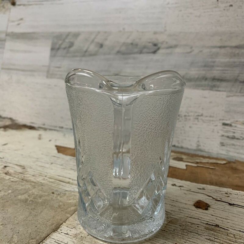 Beautiful frosted glass and pineapple pattern.
Measures approx., 5'' tall, 4 1/2'' deep, 5'' top diamter including handle, 3'' base diameter.
Signed ''Indonesia KIG

Please make sure to look at all the pictures.

Condition is used.

Thank you!