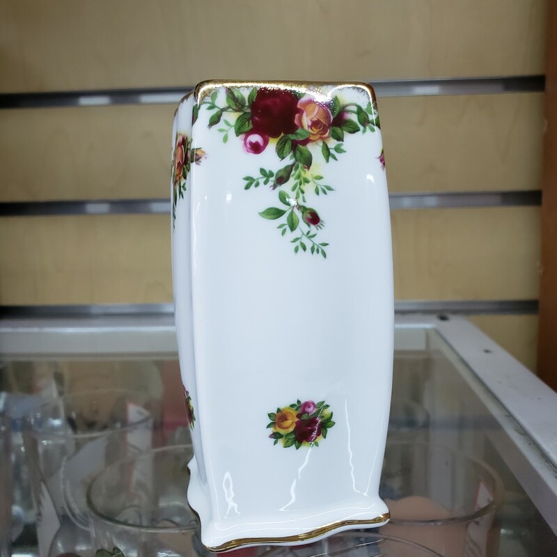 Royal Albert, Old Country Roses, Vase 4in
Excellent Condition! Other pieces availalbe.
Contact store for shipping