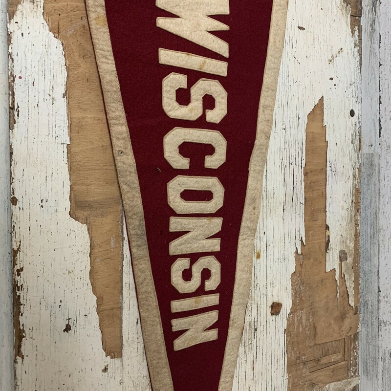 Vintage Wisconson Felt. In a fair/good condition. Please make sure to look at all the pictures!
Measures approx 30'' long and 11 1/4'' wide at its widest point.
Thank you so much!