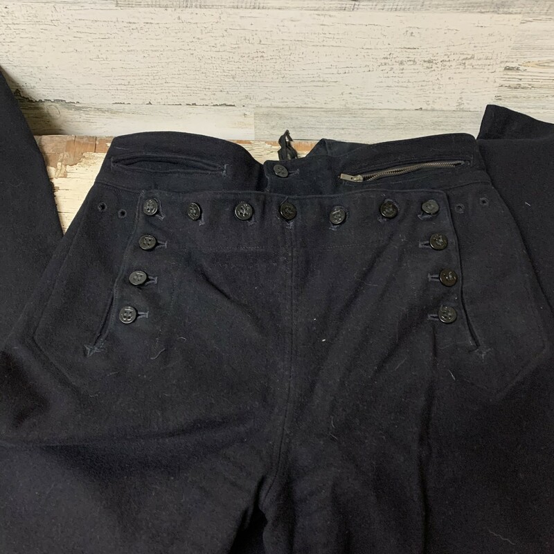 Vintage Us Navy Cracker Jack Uniform. This was the Everyday Dress Service Uniform, worn by enlisted men for work wear. Uniform is in good vintage condition. Please make sure to look at all the pictures.
Measures approx - top - chest 18'', lenght 25'', sleeve lenght (inseam) 16''
Pants - waist 14'', inseam 31'', outseam 44''

Thank you so much!