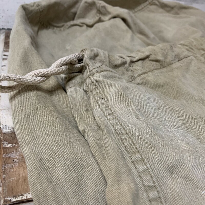 Vintage US Army laundry bag. In a good vintage condition, have somne spots and rips, please make sure to look at all the pictures.<br />
Measures approx 26 1/2'' tall, 25 1/4'' wide.<br />
Thank you so much!