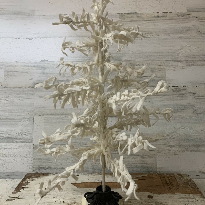Wool feather tree pattern christmas tree with base. Such a cute decor, centerpiece to welcome Christmas into your house.
Measures approx 20'' tall and  about 12'' wide
5 - white wool christmas trees
3 - green wool christmas trees (one lighter and two darker green shades).
Please make sure to see all the pictures.
Thank you so much!