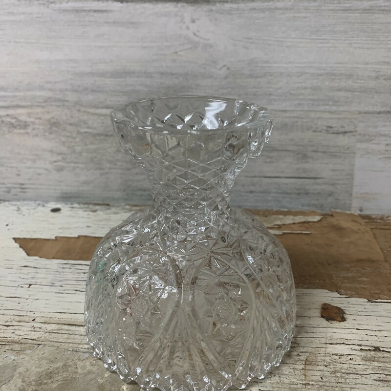 Vintage child's miniature glass punch bowl. Very cute and can be used as a shallow vase or as a candy dish.
Measures approx 4 3/4'' tall, 3'' deep, 4 1/2'' top and 3'' base diameter.
Please make sure to look at all the pictures.
Thank you.