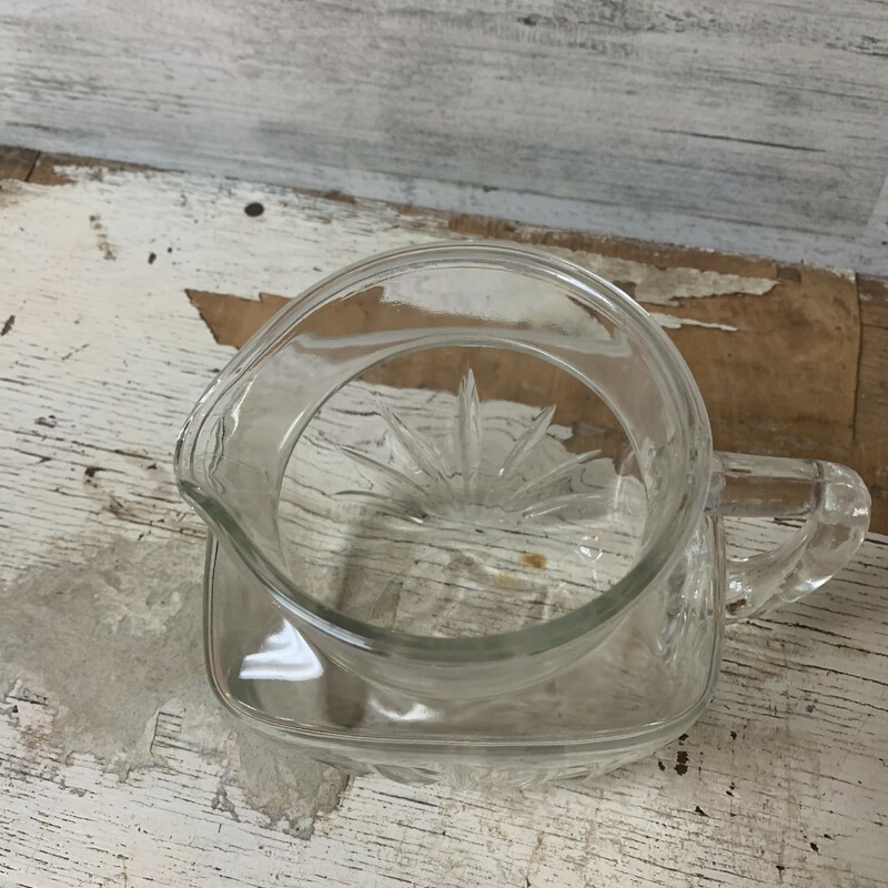 Vintage Federal Glass Star Pattern Glass Pitcher, Retro.
Measures 6'' tall, 4 1/5'' long and 4'' wide. Top diameter is 4''. I believe it holds around 1 quart.
Please make sure to look at all the pictures!
Thank you!