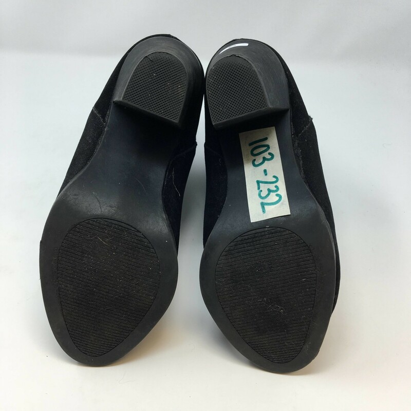 103-232 Rampage, Black, Size: 6<br />
short booties with button on the back suede  okay condition
