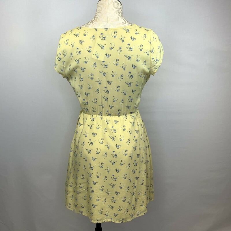 105-249 Hollister, Yellow, Size: S
yellow wrap dress with blue flowers 100% viscose  good condition