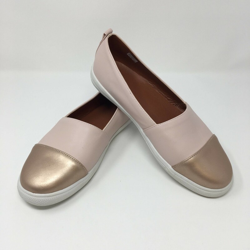 114-048 Aa Bb, Pink, Size: 10<br />
Pink Slip-On Shoes With Rose Gold Toe x