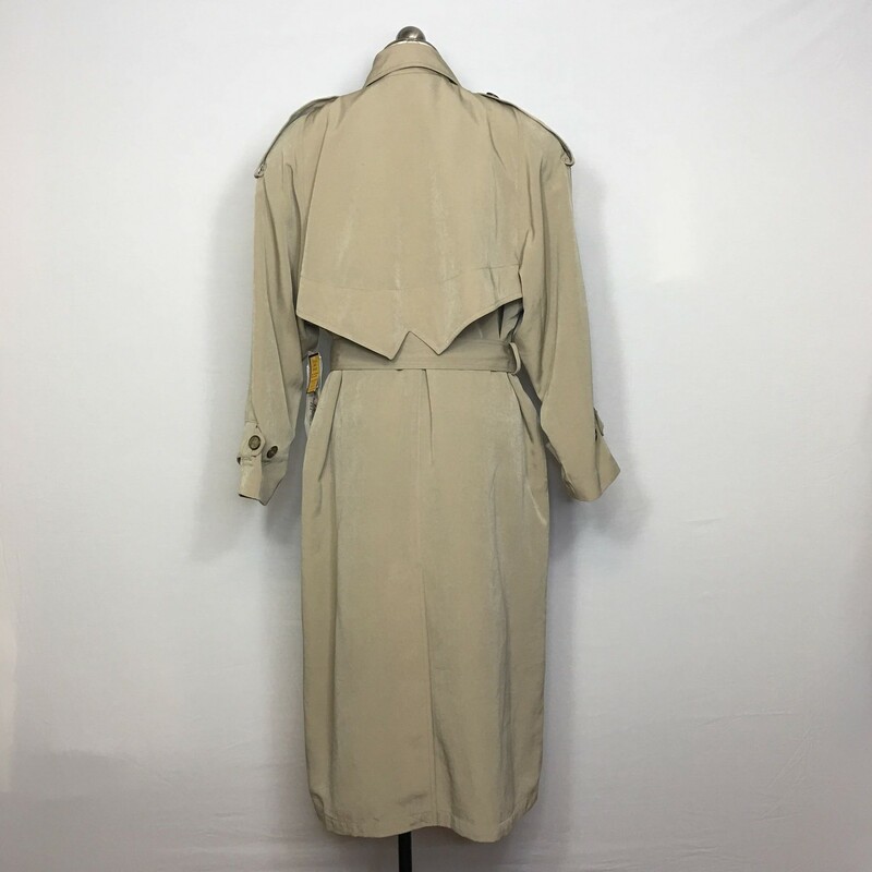 121-047 Maggie Lawrence C, Beige, Size: 10
Beige long trench coat polyesther/nylon