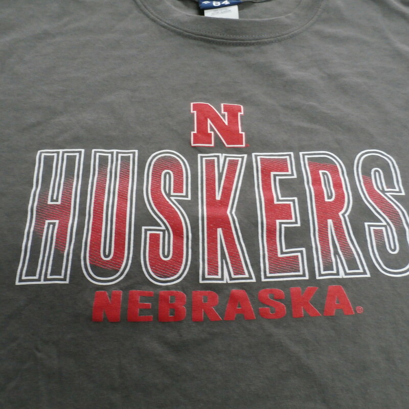 Nebraska Cornhuskers Blue 84 Adult Short Sleeve Shirt Size Large Gray #24606
Rating: (see below) 3- Good Condition
Team: Nebraska Cornhuskers
Event: N/A
Brand: Blue 84
Size: Adult - Large(Measured: Across chest 21\" , length 27\")
Measured: Armpit to armpit; shoulder to hem
Color: Gray
Style: Short sleeve; screen pressed
Material: 100% Cotton
Condition: 3 - Good Condition - wrinkled; faded and discolored; pilling and fuzz; feels coarse; screen press is in great shape; material tag has a cut; lightly stretched; normal signs of use; no stains rips or holes
Item #: 24606
Shipping: FREE