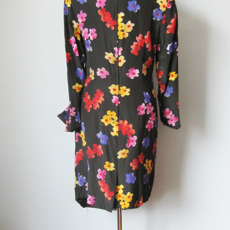 Scaasi floral silk fitted cocktail dress.
Black background with multi color floral pattern
The dress is shaped with ruching to the side for a very flattering silhouette
Fully lined
Jewel neckline
Long sleeves
shoulder pads
Marked size 14, but it would be small for a modern size 14
Flat measurements
Shoulder to shoulder: 17in
Armpit to Armpit: 20in
Waist: 17in
Hips: 20in

Thank you for looking.
#14219