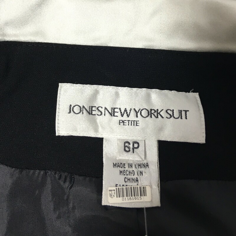 120-037 Jones New York Su, Black, Size: 6<br />
Black blazer w/ white collar rhinestone buttons acetate/polyester  x