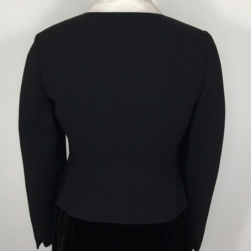 120-037 Jones New York Su, Black, Size: 6
Black blazer w/ white collar rhinestone buttons acetate/polyester  x