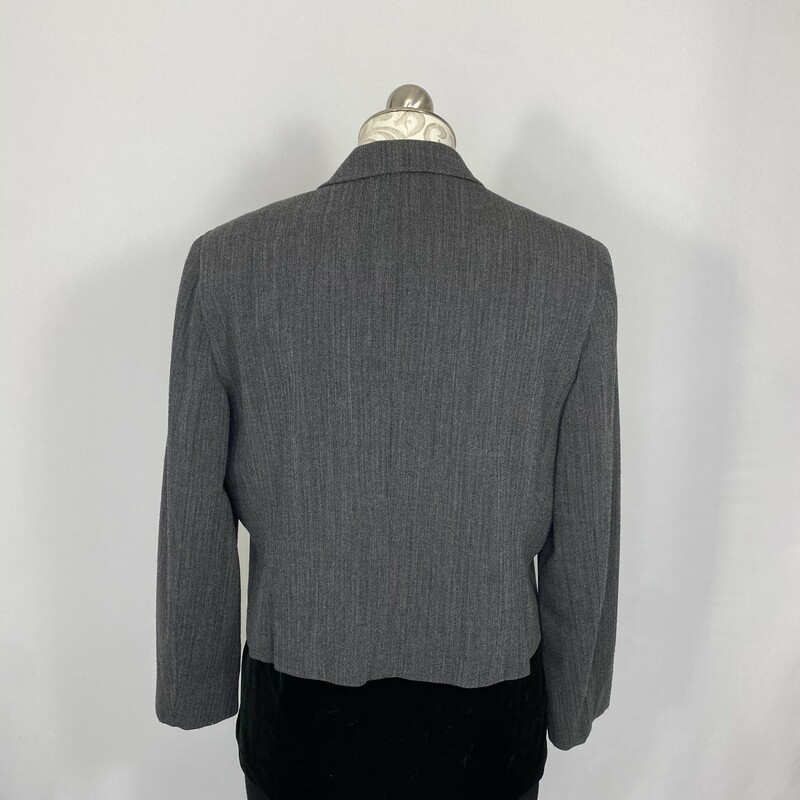 100-629 Ralph Lauren, Grey, Size: Petite<br />
Grey button up blazer w/ front pockets wool/nylon/elastic