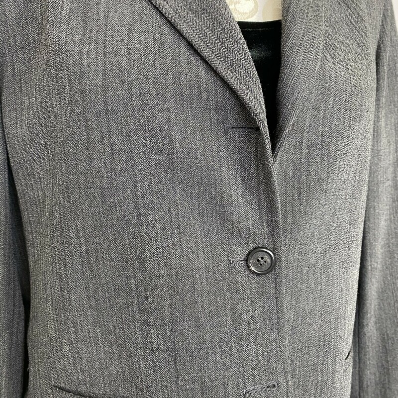 100-629 Ralph Lauren, Grey, Size: Petite<br />
Grey button up blazer w/ front pockets wool/nylon/elastic
