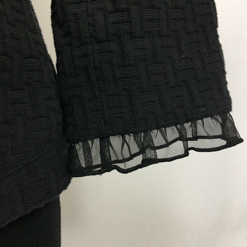 100-1108 Etcetera, Black, Size: 6
textured black blazer with frills on the edges 77% cotton 23% viscose  good
