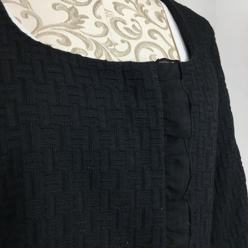 100-1108 Etcetera, Black, Size: 6
textured black blazer with frills on the edges 77% cotton 23% viscose  good