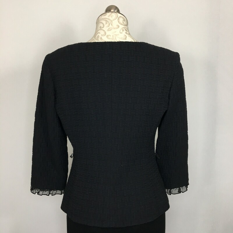 100-1108 Etcetera, Black, Size: 6<br />
textured black blazer with frills on the edges 77% cotton 23% viscose  good