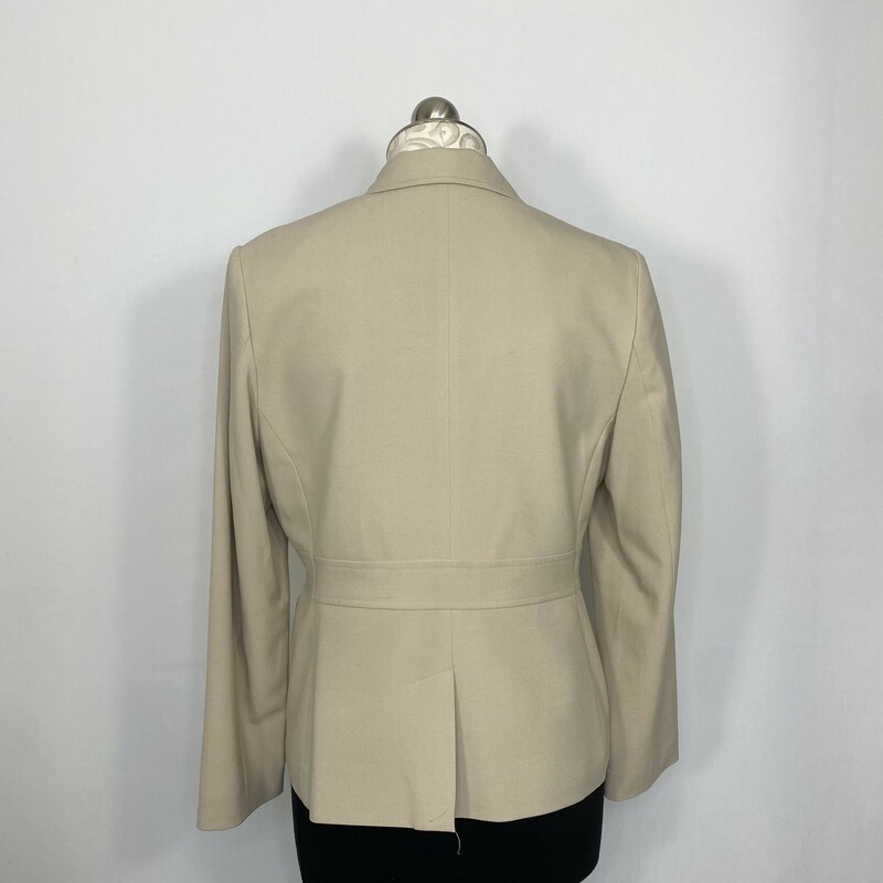 100-623 Style & Co. Petit, Beige, Size: 10p<br />
Beige button up blazer w/front pockets polyesther/rayon/spandex