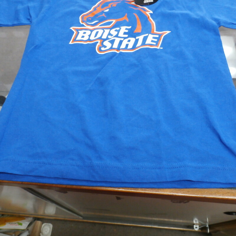 Boise State Broncos adidas YOUTH Short Sleeve Shirt Size Small Blue #24802
Rating: 3 - Good Condition
Team: Boise State Broncos
Player: N/A
Brand: adidas
Size: Small - YOUTH(Measured Flat: Across chest 16\";  Length 22\")
measurements:  armpit to armpit & shoulder to hem; - please check measurements.
Color: Blue
Style: short sleeve screen pressed shirt; Original tags
Material: 100% Cotton
Condition: 3 - Good Condition - wrinkled; material looks and feels good; minor pilling and fuzz; appears stretched; Original tags; no stains rips or holes
Item #: 24802
Shipping: FREE