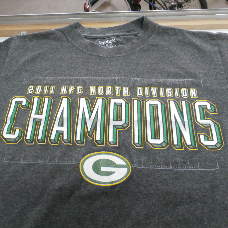Green Bay Packers 2011 Champions Reebok Adult Shirt Size Small Gray #24754
Rating: 3 - Good Condition
Team: Green Bay Packers
Event: 2011 Champions
Brand: Reebok
Size: Small - Adult(Measured Flat: Across chest 18\";  Length 25\")
measurements:  armpit to armpit & shoulder to hem; - please check measurements.
Color: Gray
Style: short sleeve screen pressed shirt
Material: 50% Cotton 50% Polyester
Condition: 3 - Good Condition - wrinkled; pilling and fuzz, feels coarse; logo look good; normal signs of use; no stains rips or holes
Item #: 24754
Shipping: FREE