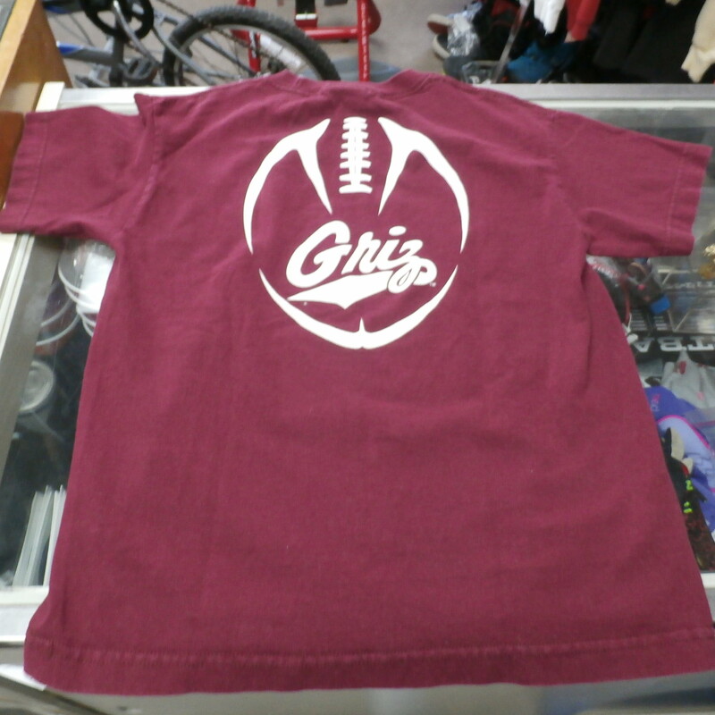 Title: MT Grizzlies YOUTH football shirt size M #24771
Our Clothes Rating: 3- Good Condition
Brand: Nike
size: YOUTH Medium- (Chest: 16\" Length: 22.5\")
color: Maroon
Style: t-shirt; screen pressed
Condition: 3- Good - light pilling and fuzz; slightly faded from washing and use;
Shipping: FREE
Item #: 24771