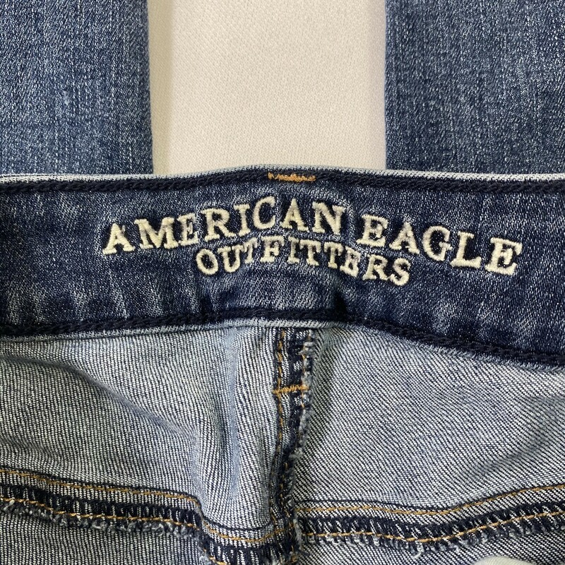 125-130 American Eagle Size 4<br />
-textured blue denim jeggings 71% cotton 14% polyester 14% viscose 1% elastane  good condition