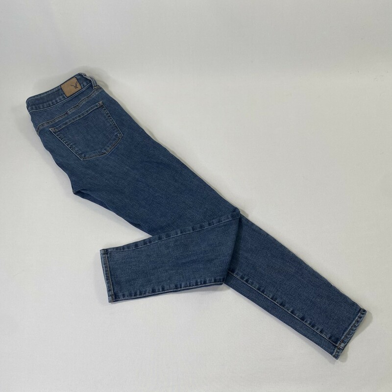 125-130 American Eagle Size 4<br />
-textured blue denim jeggings 71% cotton 14% polyester 14% viscose 1% elastane  good condition