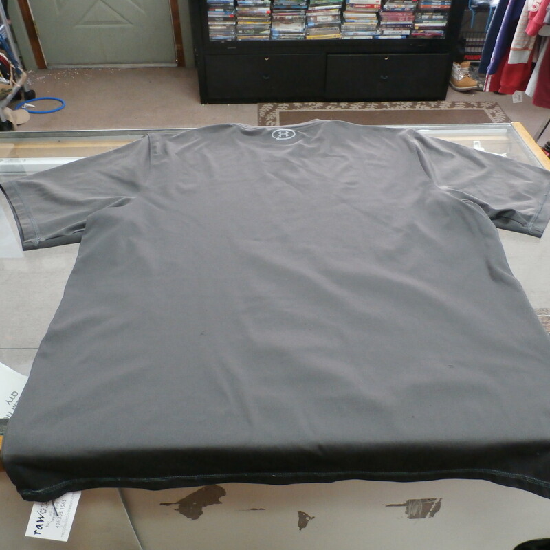 Huntington Beach Under Armour Men's Short Sleeve Shirt Small Gray #24966
Rating: (see below) 4 - Fair Condition
Team: N/A
Player: n/a
Brand: Under Armour
Size: Men's Small - (Measured Flat: chest 21\", length 25\")
Color: Gray
Style: short sleeve; screen pressed; heat gear; Catalyst
Material: 100% Polyester
Condition: 4 - Fair Condition - wrinkled; hole on the front at the collar; small snags ; few light stains; logo has cracked; definite signs of use
Item #: 24966
Shipping: FREE