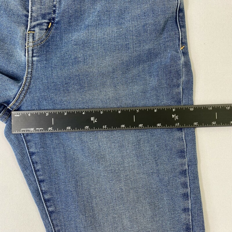 102-280a Levis, Blue, Size: 4 blue levis with embroidered pockets 77% cotton 21% polyester 2% elastane  good