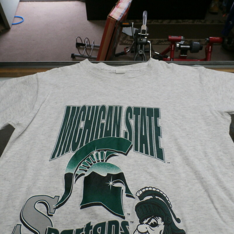 Title: Michigan Spartans shirt gray youth 14-16 #24986
Our Clothes Rating: 3 - Good Condition
Brand: Unknown
size: YOUTH 14-16 - (Across chest: 20\" Length: 25\")
color: Gray
Style: T-Shirt
Condition: 3 - Good - pilling and fuzz; feels coarse; material is stretched; some light spots; faded and discolored; definite signs of use
Shipping: FREE
Item #: 24986