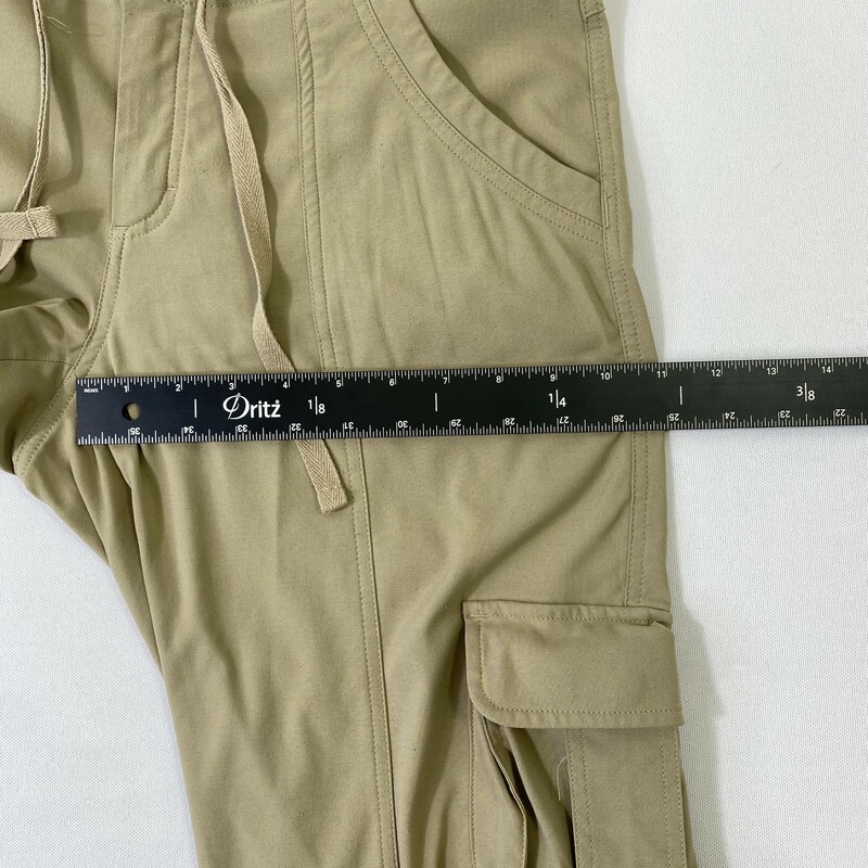 100-839 Nike, Beige, Size: 6 beige cargo pants  92% polyester 8% spandex  good